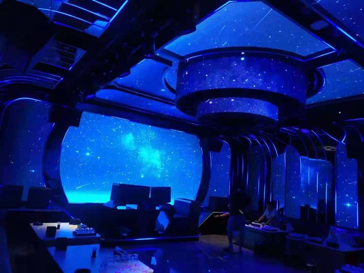 Pantalla LED inmersiva de bar en una discoteca