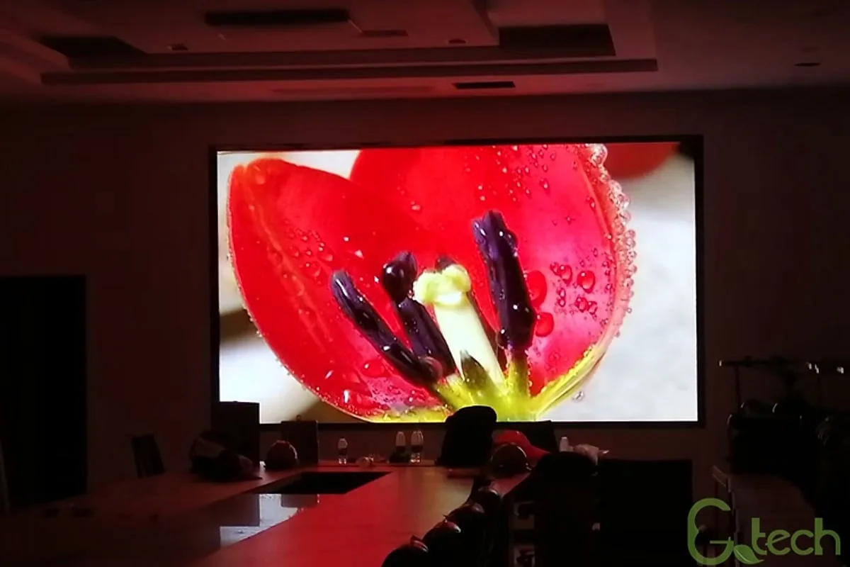 Muro de vídeo LED P1.25 en una sala de exposición corporativa