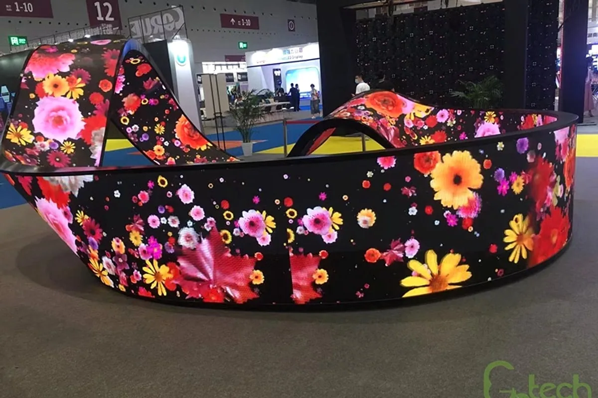 展会特装展台上的柔性软屏雕塑