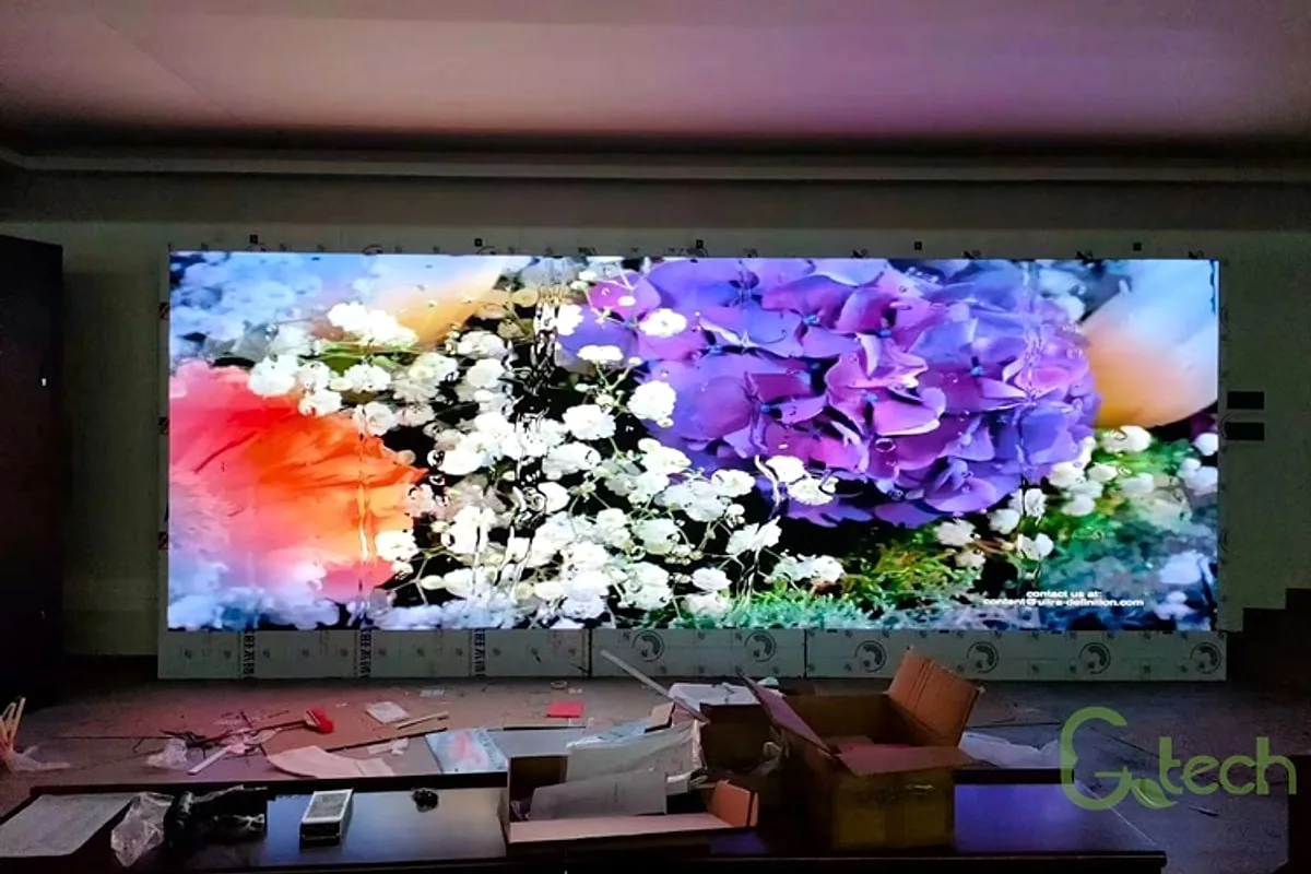 宴会厅舞台上的 P1.25 屏墙，箱体仍带保护膜