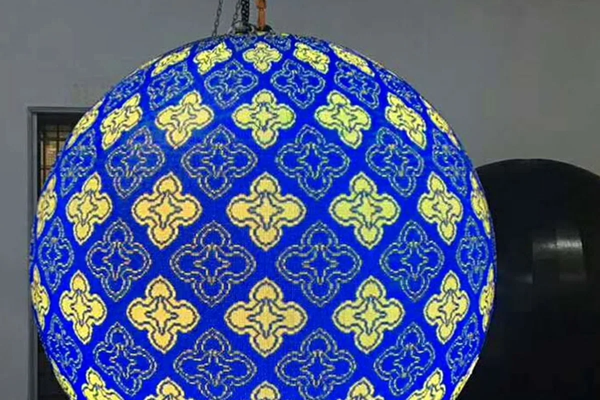 显示蓝色花卉图案的球面 LED 屏