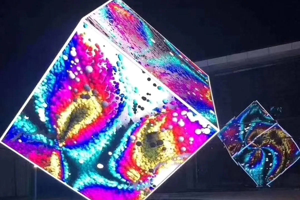 Pantalla LED cúbica suspendida con contenido generativo de color