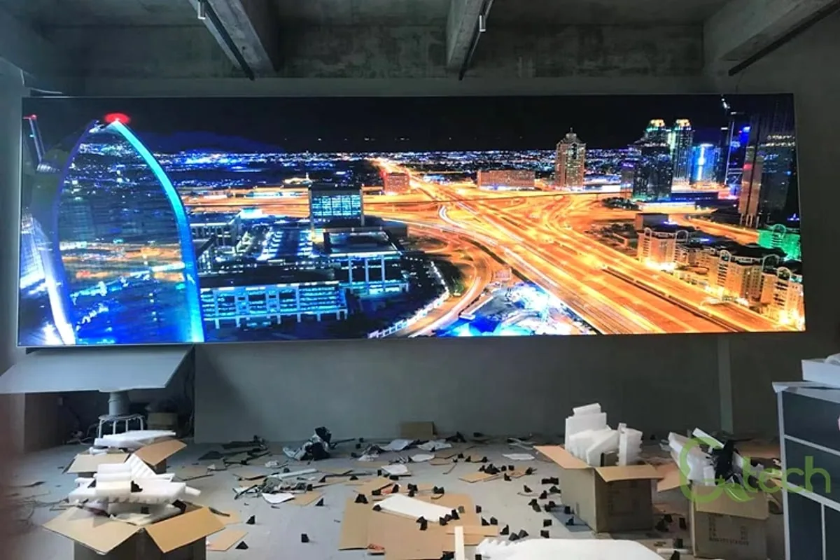 Muro LED P2.5 instalado en el interior de una sala, mostrando una ciudad de noche