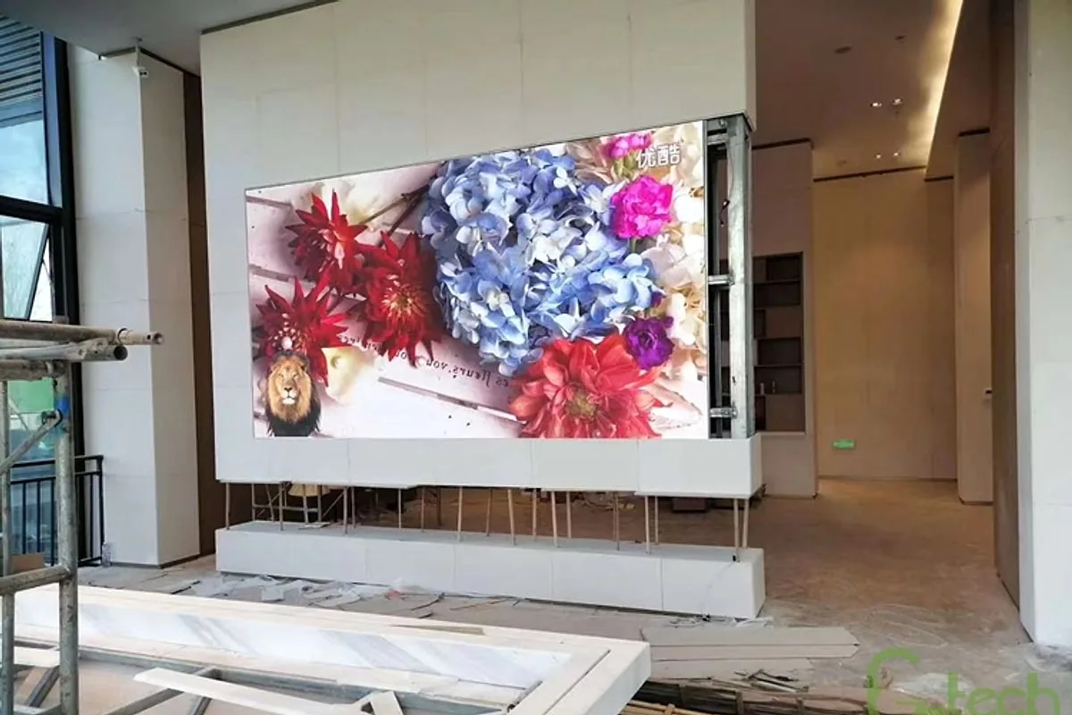 脚手架旁安装中的展厅大堂弧形 P2 LED 屏