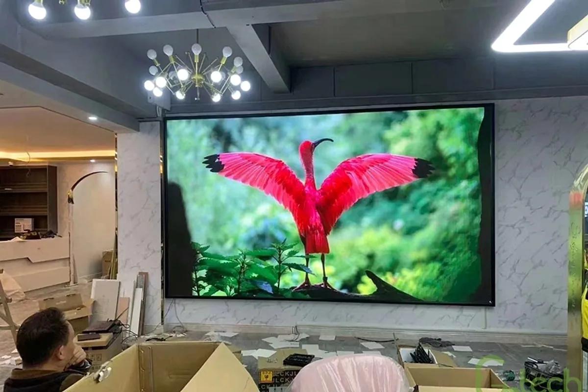 Pantalla LED P2.5 en un escaparate en obras