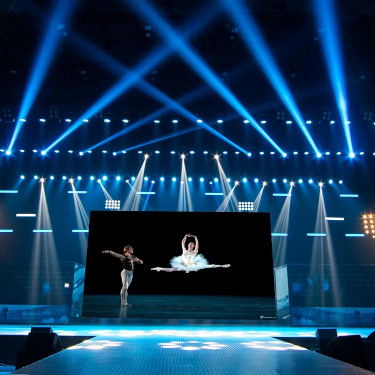 Muro LED del escenario principal de una sala de conciertos con visuales por capas