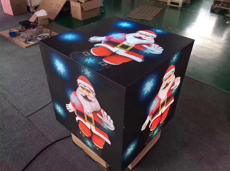 Pantalla LED cúbica de cinco caras sobre palé en el taller de montaje