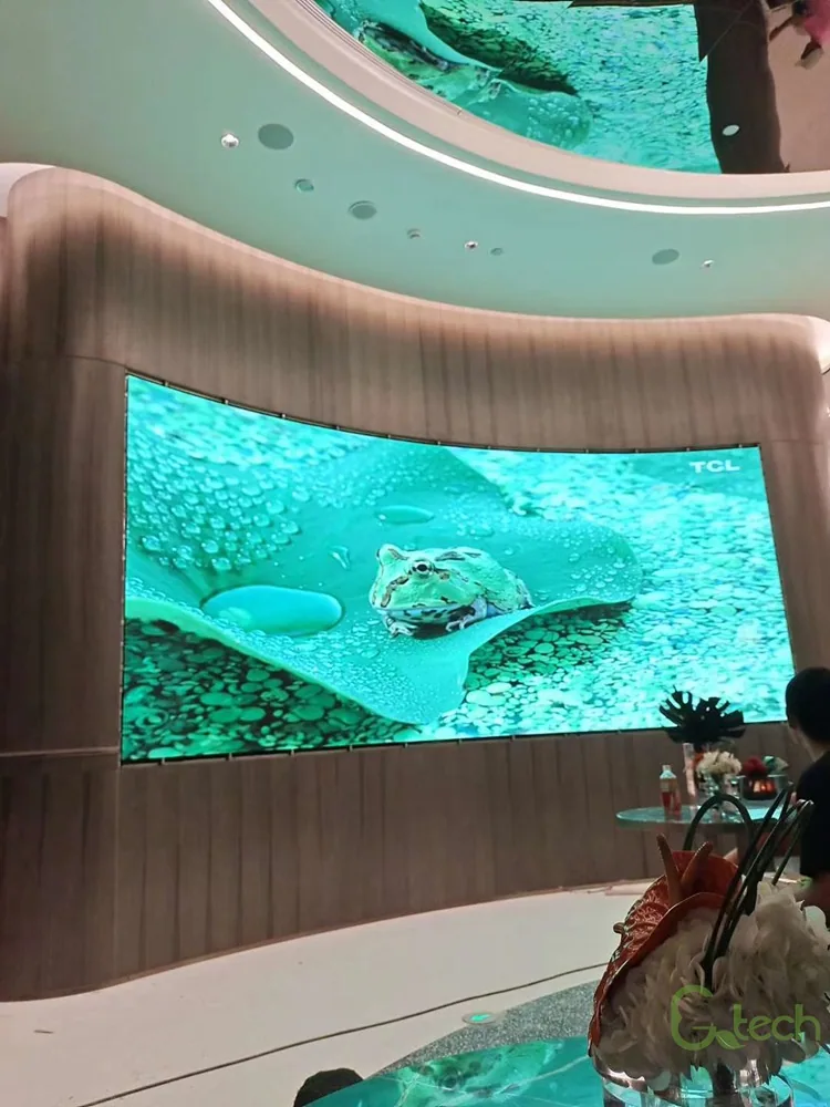 Muro de medios LED P2.5 en el atrio de un centro comercial
