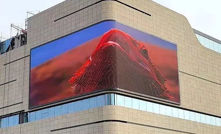 Pantalla LED exterior P6 de Green Hi-Tech en la esquina de un centro comercial